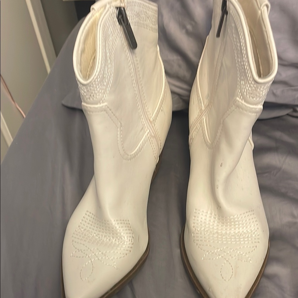 Short cream colored booties!inside zip sbout 2 in heel